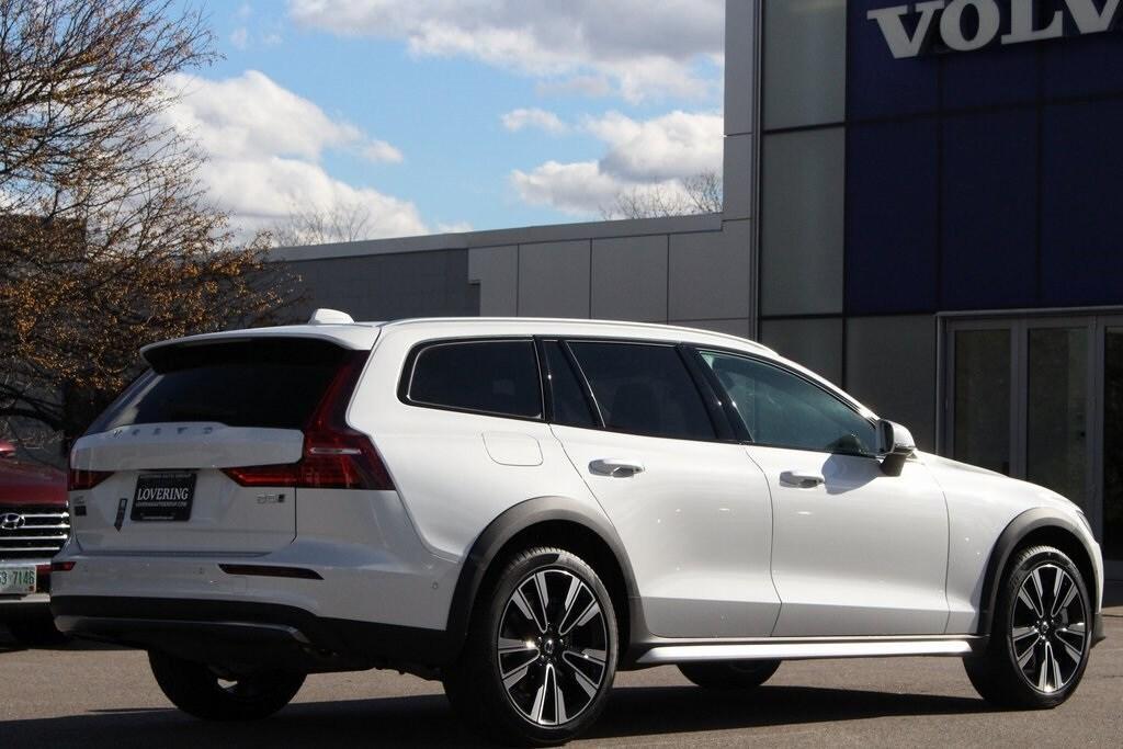 new 2025 Volvo V60 Cross Country car