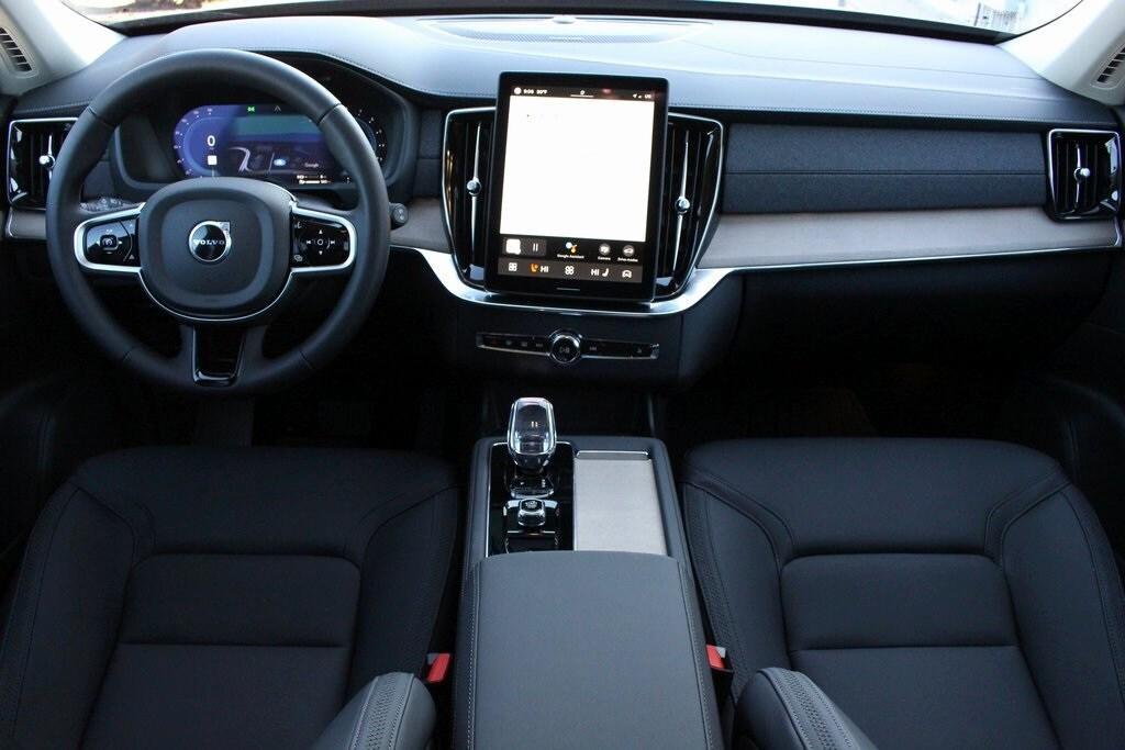 new 2025 Volvo XC90 Plug-In Hybrid car