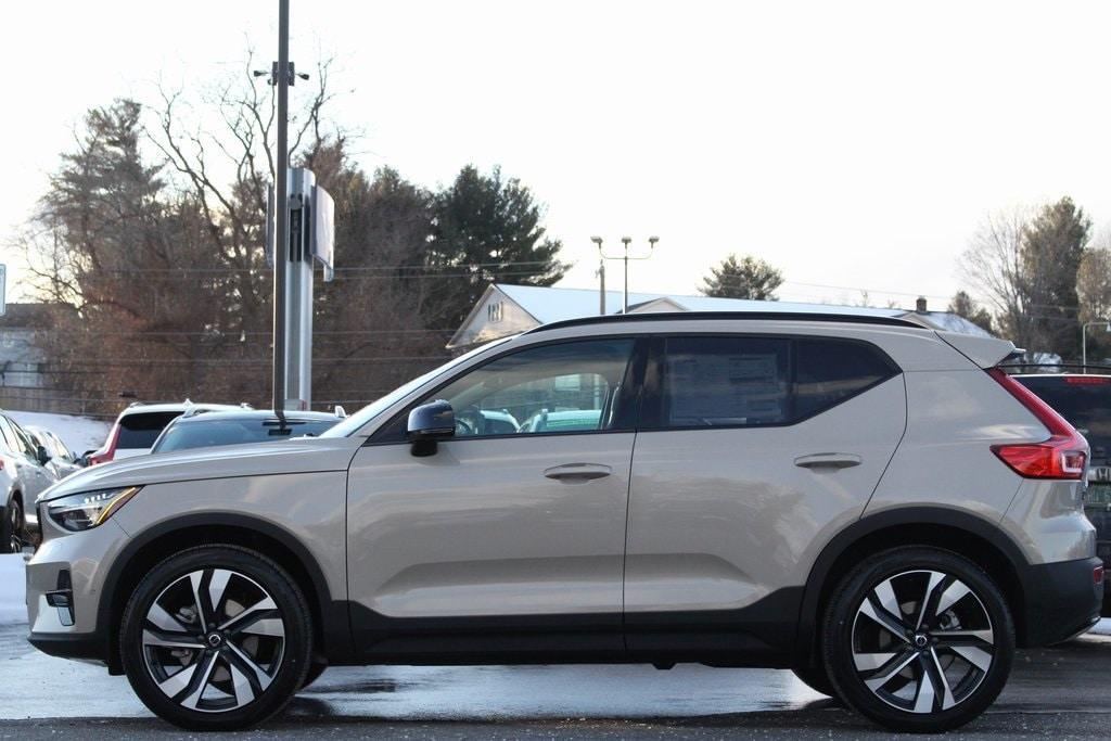 new 2025 Volvo XC40 car