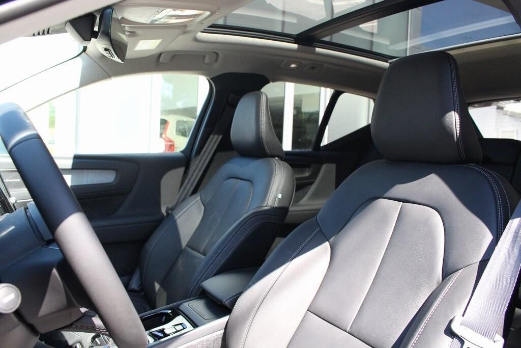new 2025 Volvo XC40 car