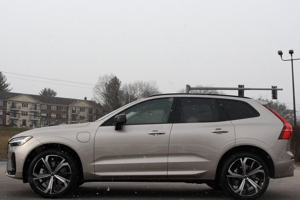 new 2025 Volvo XC60 Plug-In Hybrid car