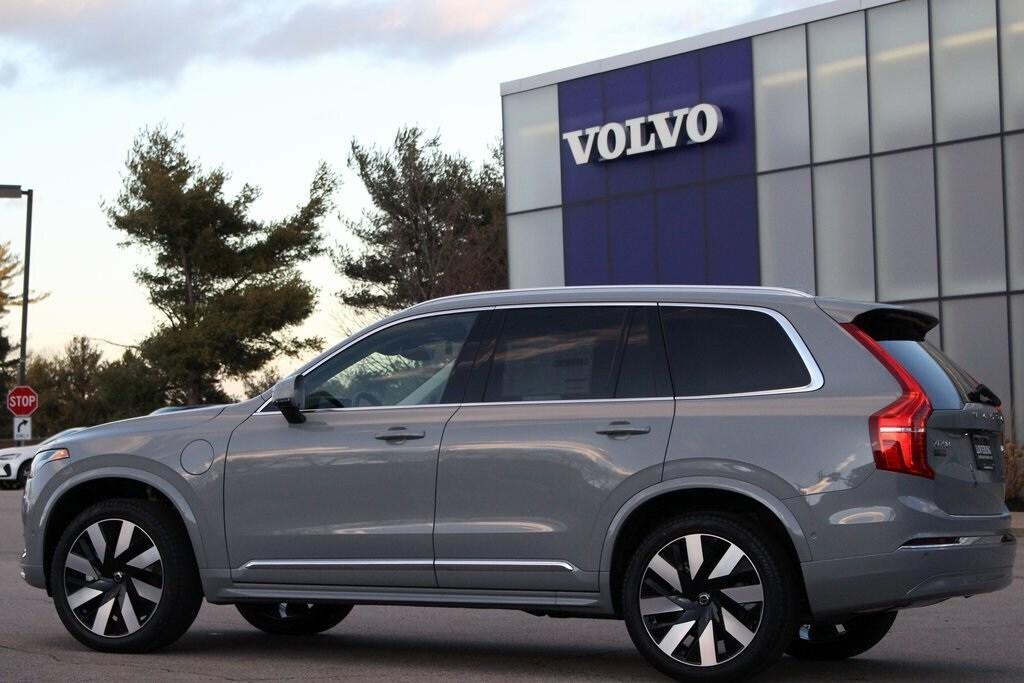 new 2025 Volvo XC90 Plug-In Hybrid car