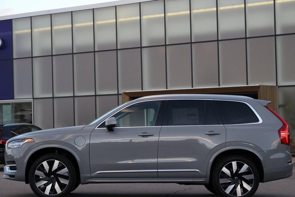 new 2025 Volvo XC90 Plug-In Hybrid car