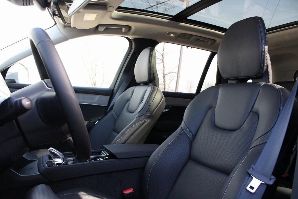 new 2025 Volvo XC90 Plug-In Hybrid car