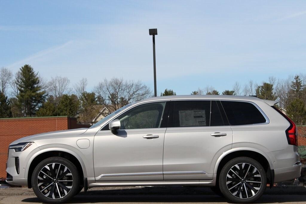 new 2025 Volvo XC90 Plug-In Hybrid car