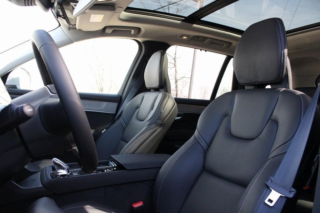 new 2025 Volvo XC90 Plug-In Hybrid car