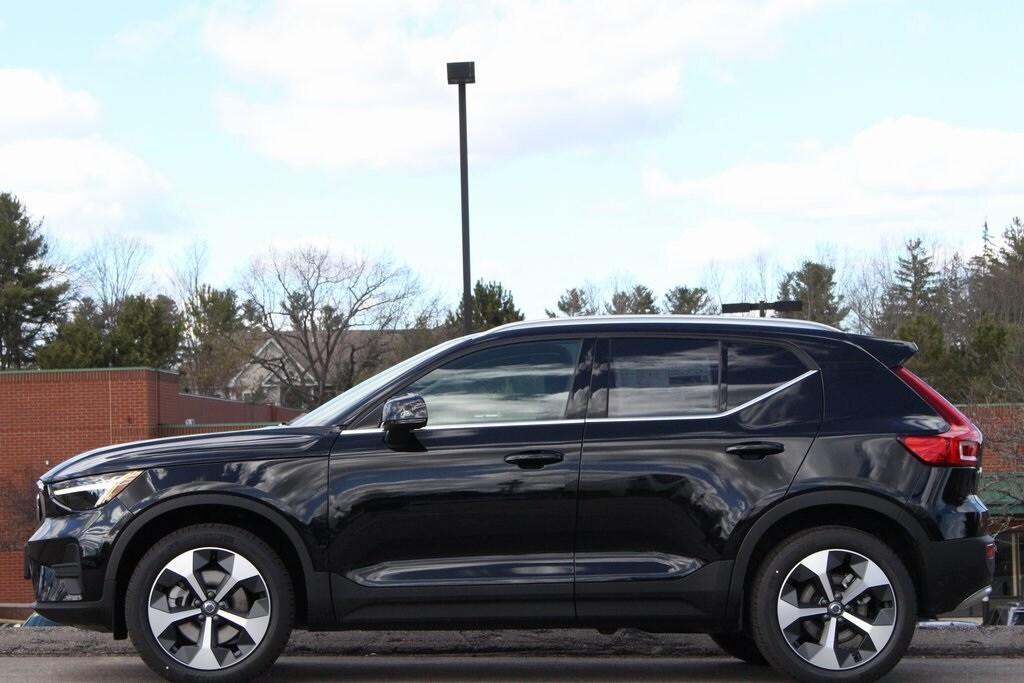 new 2025 Volvo XC40 car