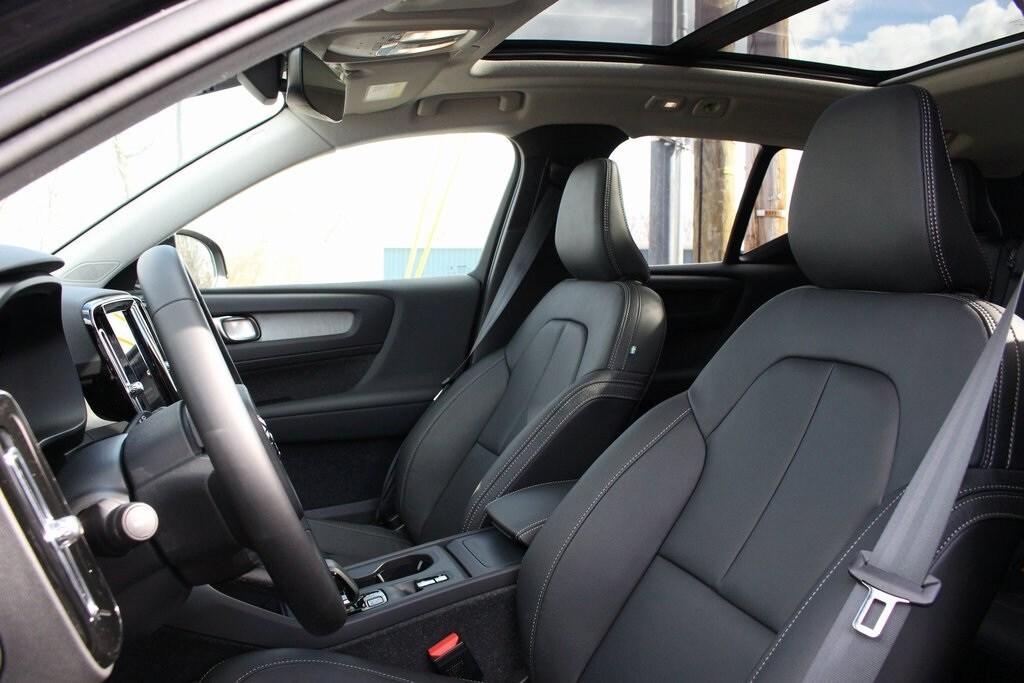 new 2025 Volvo XC40 car