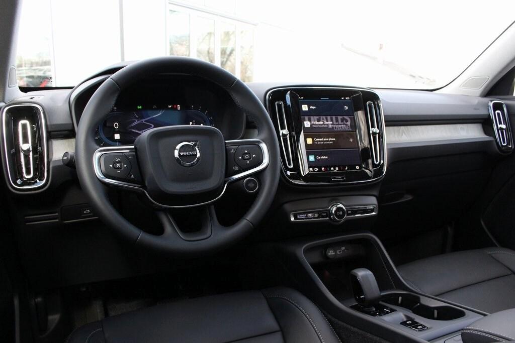 new 2025 Volvo XC40 car