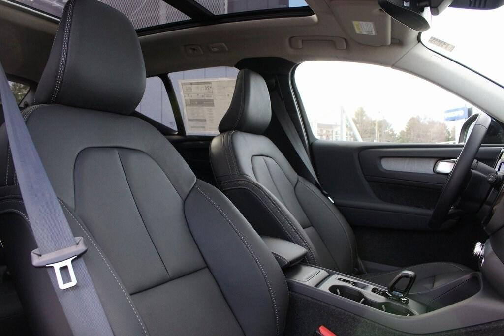 new 2025 Volvo XC40 car