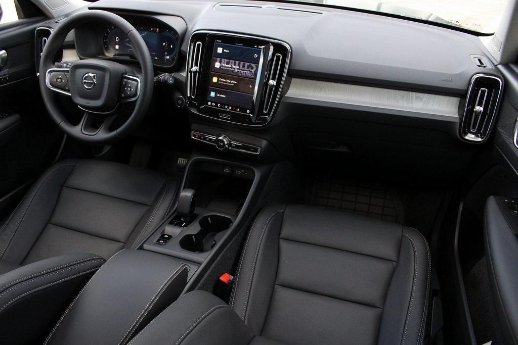new 2025 Volvo XC40 car