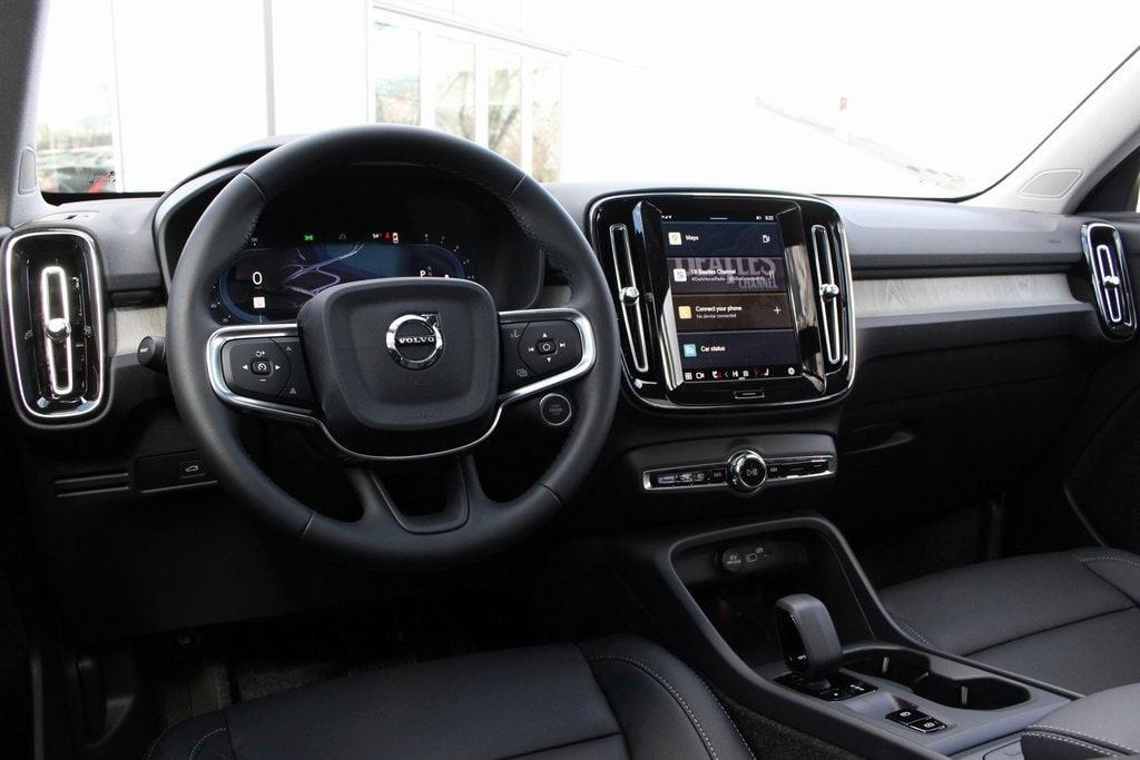 new 2025 Volvo XC40 car