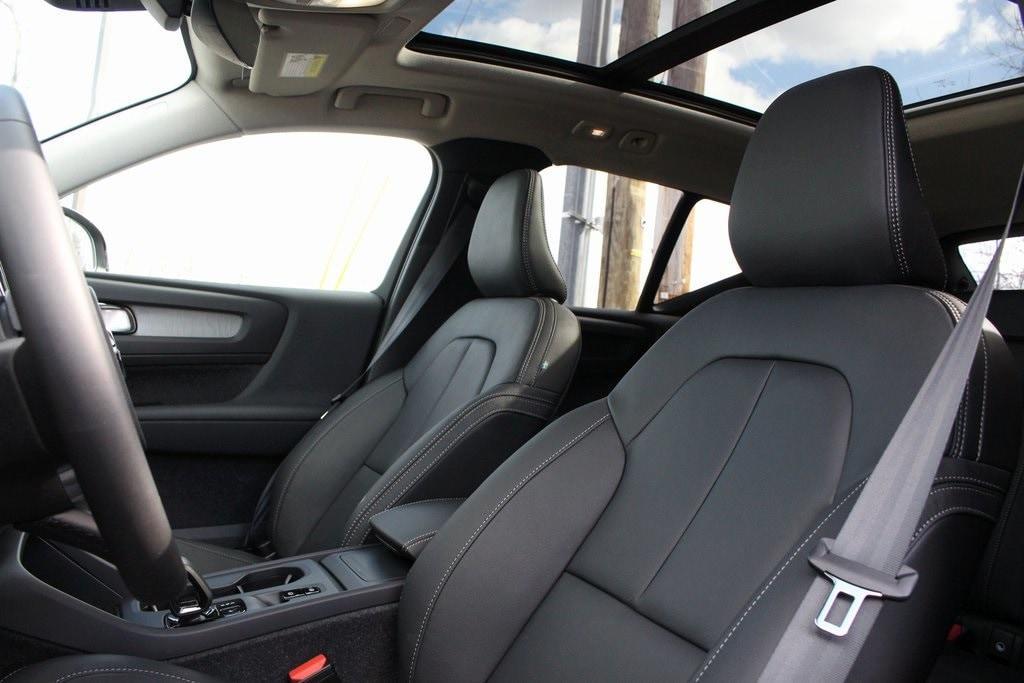 new 2025 Volvo XC40 car