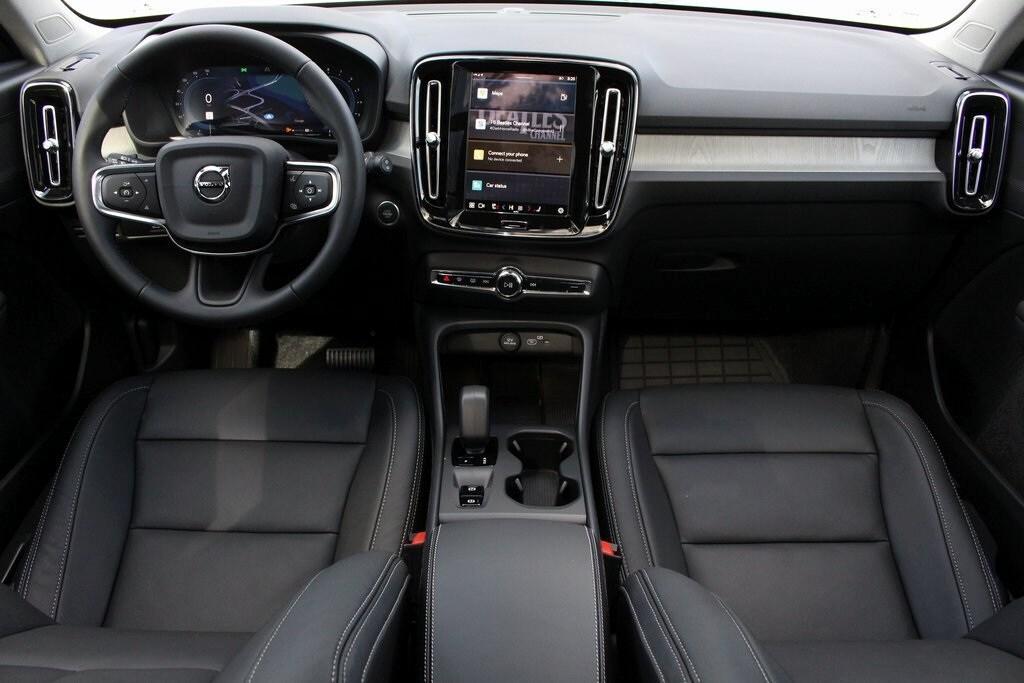 new 2025 Volvo XC40 car