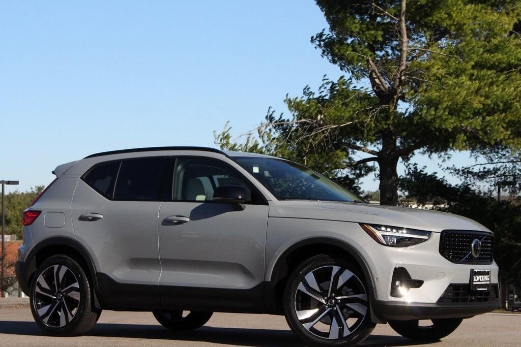 new 2025 Volvo XC40 car