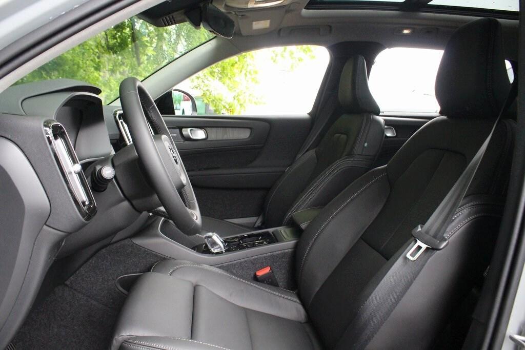 new 2025 Volvo XC40 car, priced at $52,235
