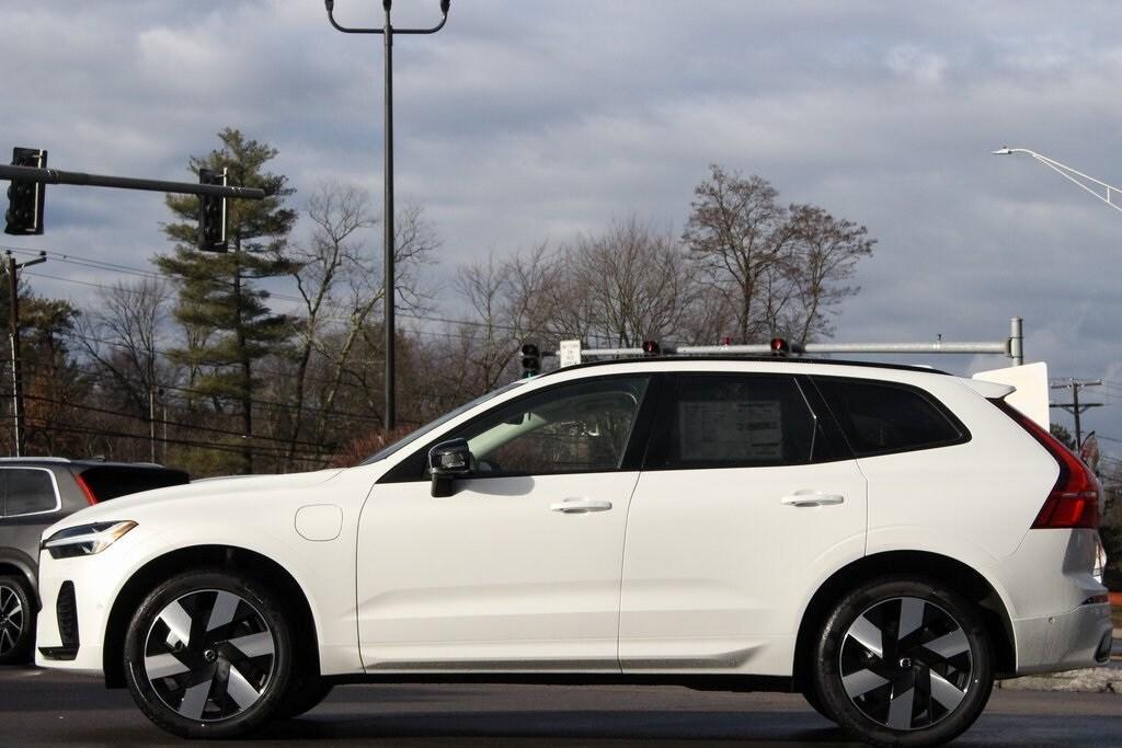 new 2025 Volvo XC60 Plug-In Hybrid car