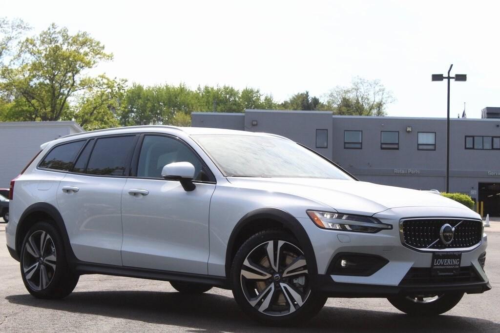 new 2025 Volvo V60 Cross Country car
