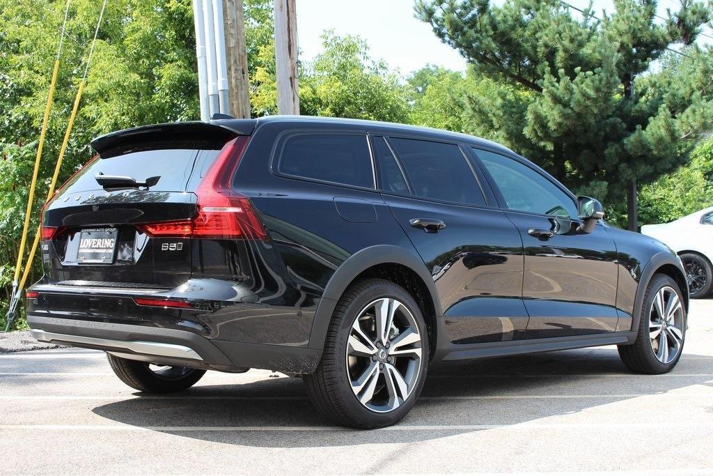 new 2025 Volvo V60 Cross Country car