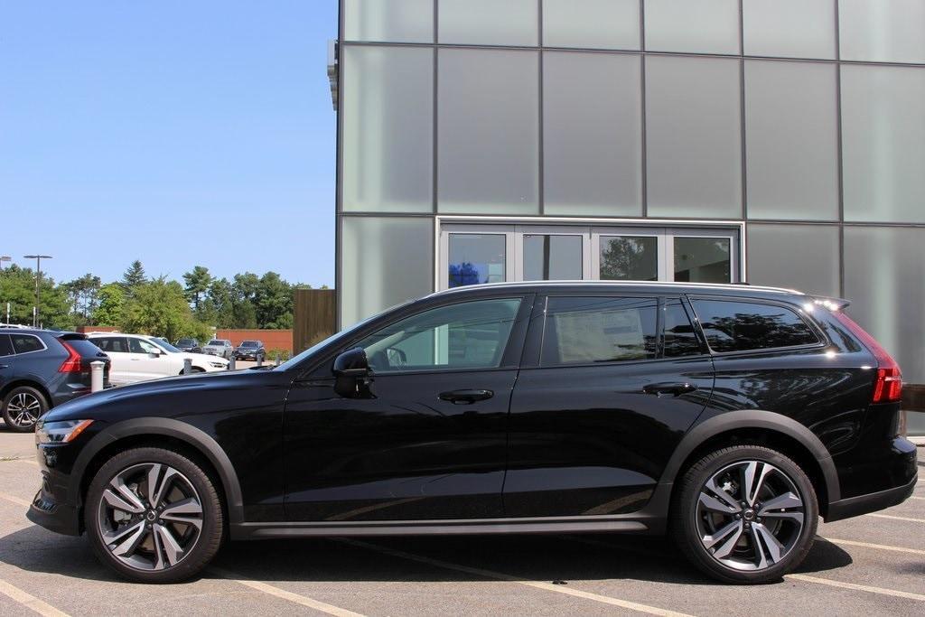 new 2025 Volvo V60 Cross Country car