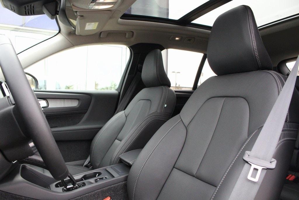 new 2025 Volvo XC40 car