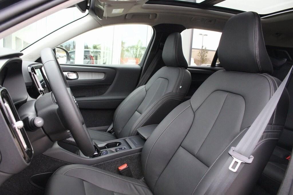 new 2025 Volvo XC40 car