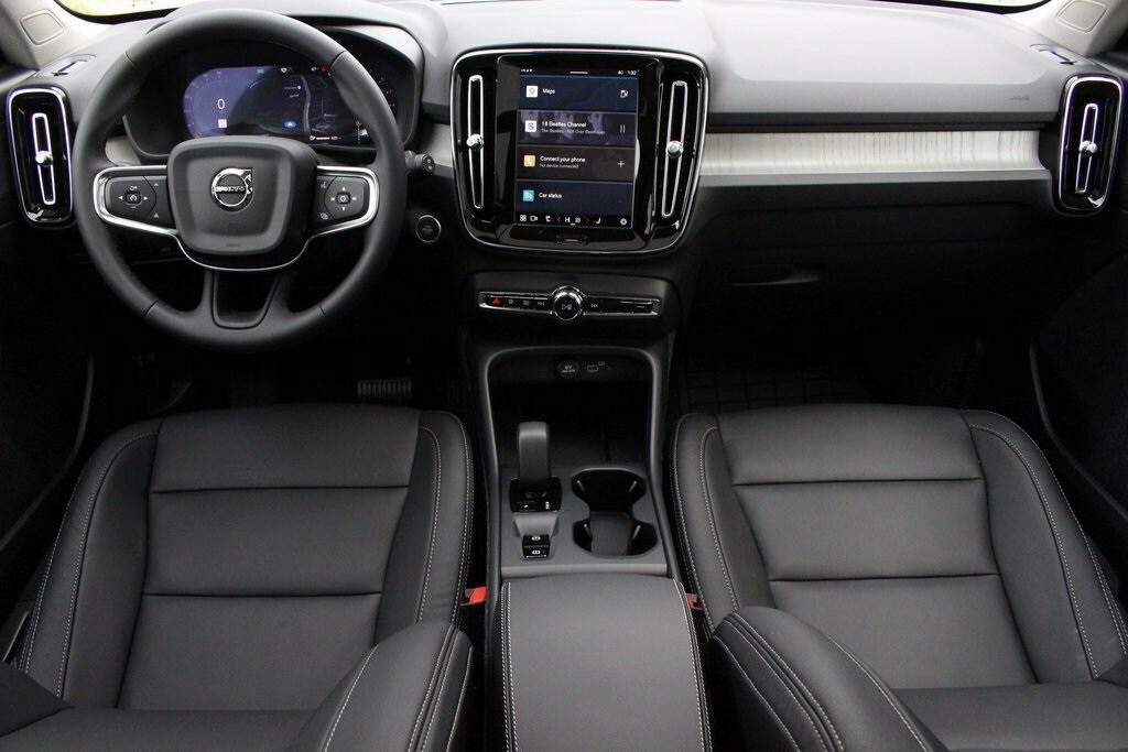new 2025 Volvo XC40 car