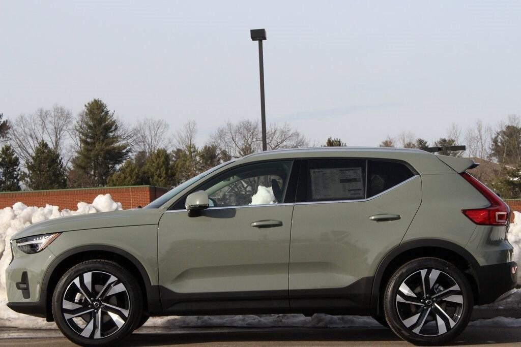 new 2025 Volvo XC40 car