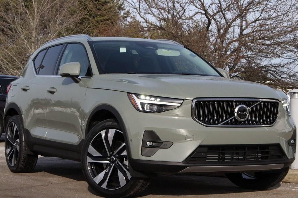 new 2025 Volvo XC40 car