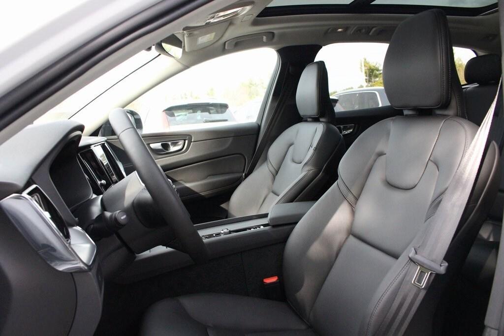 new 2025 Volvo XC60 car