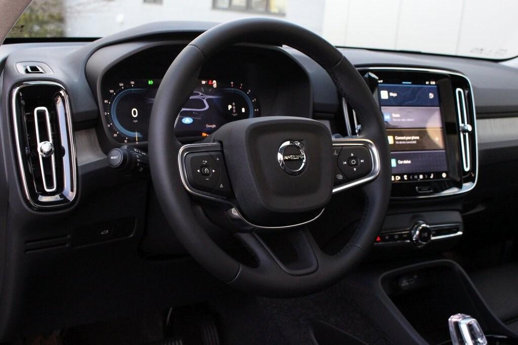 new 2025 Volvo XC40 car