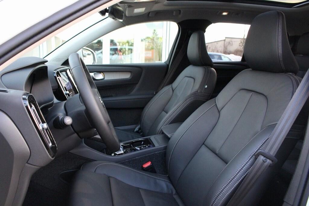 new 2025 Volvo XC40 car