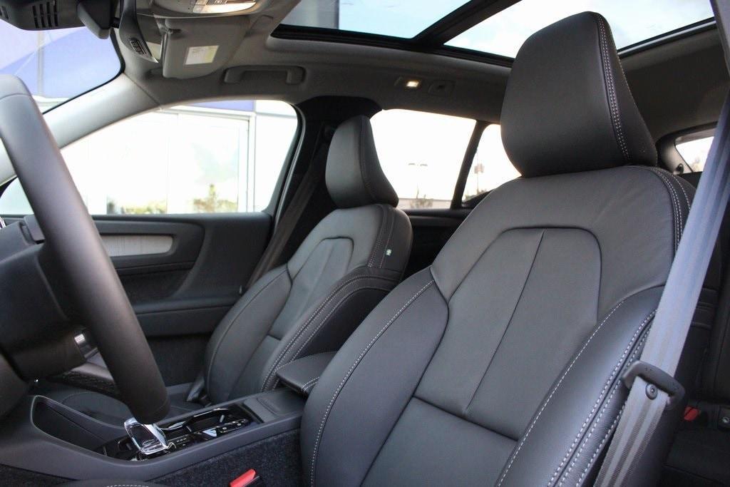 new 2025 Volvo XC40 car