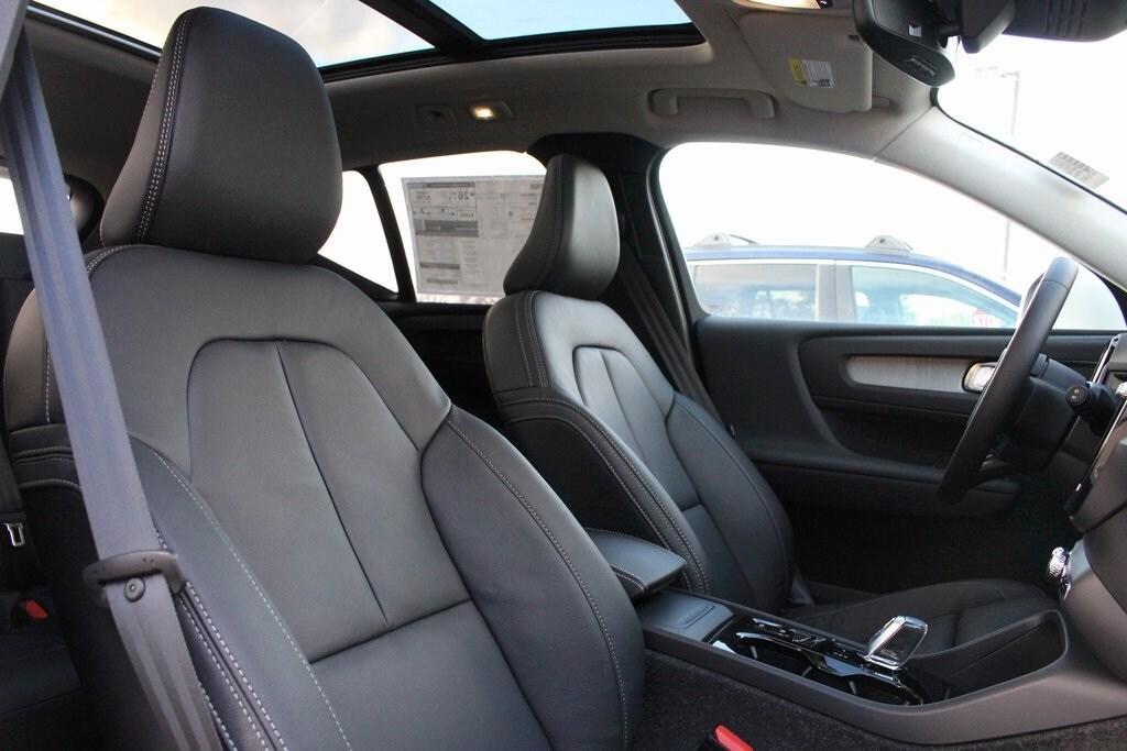 new 2025 Volvo XC40 car