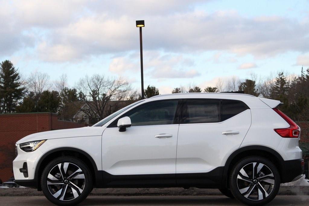 new 2025 Volvo XC40 car