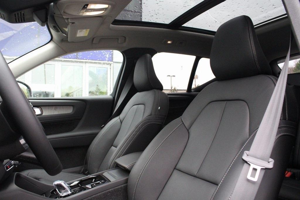 new 2025 Volvo XC40 car