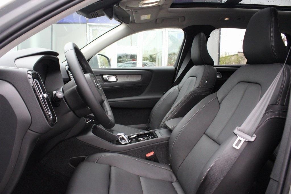 new 2025 Volvo XC40 car