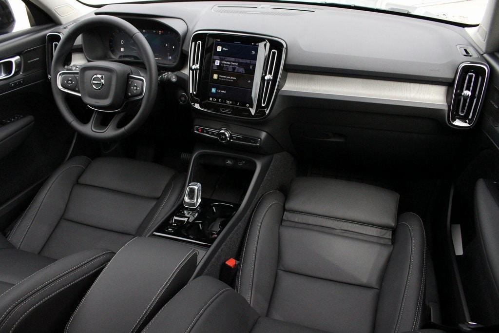 new 2025 Volvo XC40 car