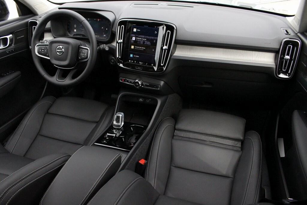 new 2025 Volvo XC40 car