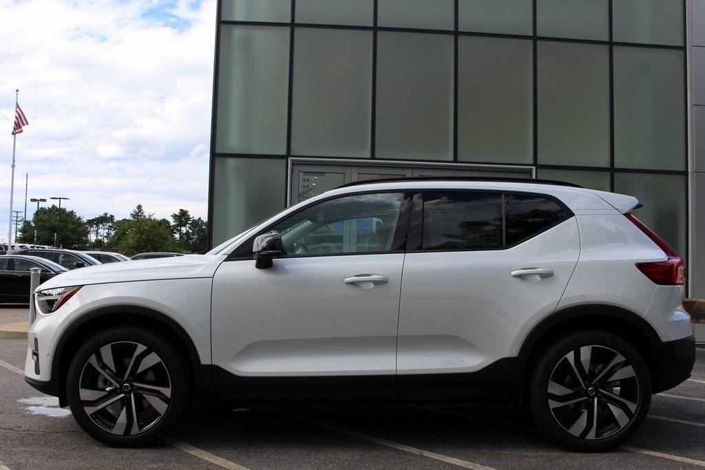 new 2025 Volvo XC40 car