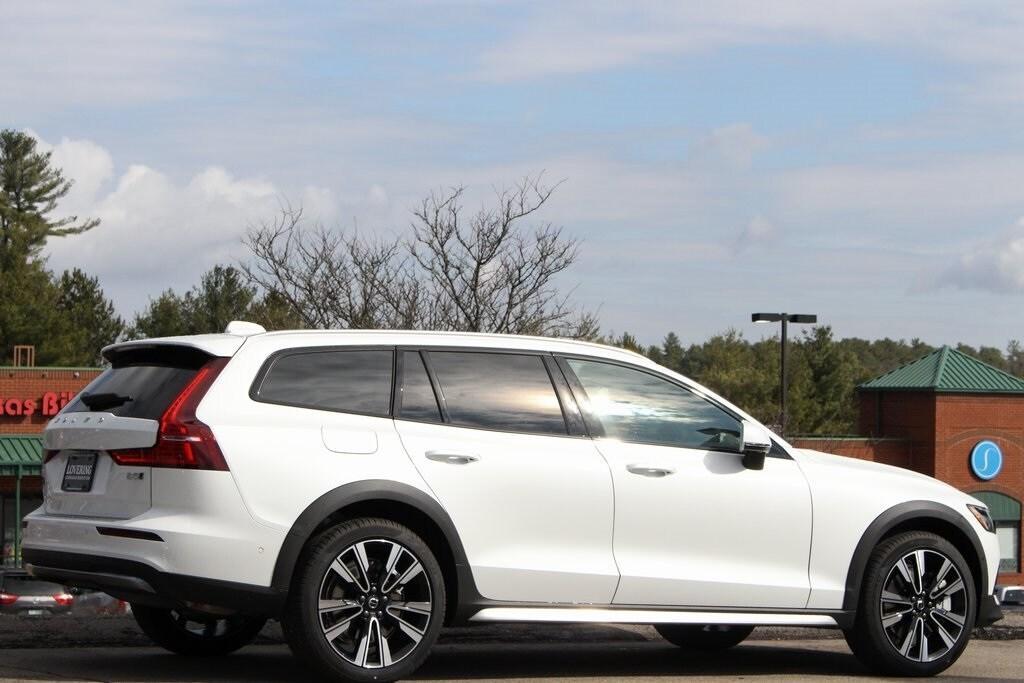 new 2025 Volvo V60 Cross Country car