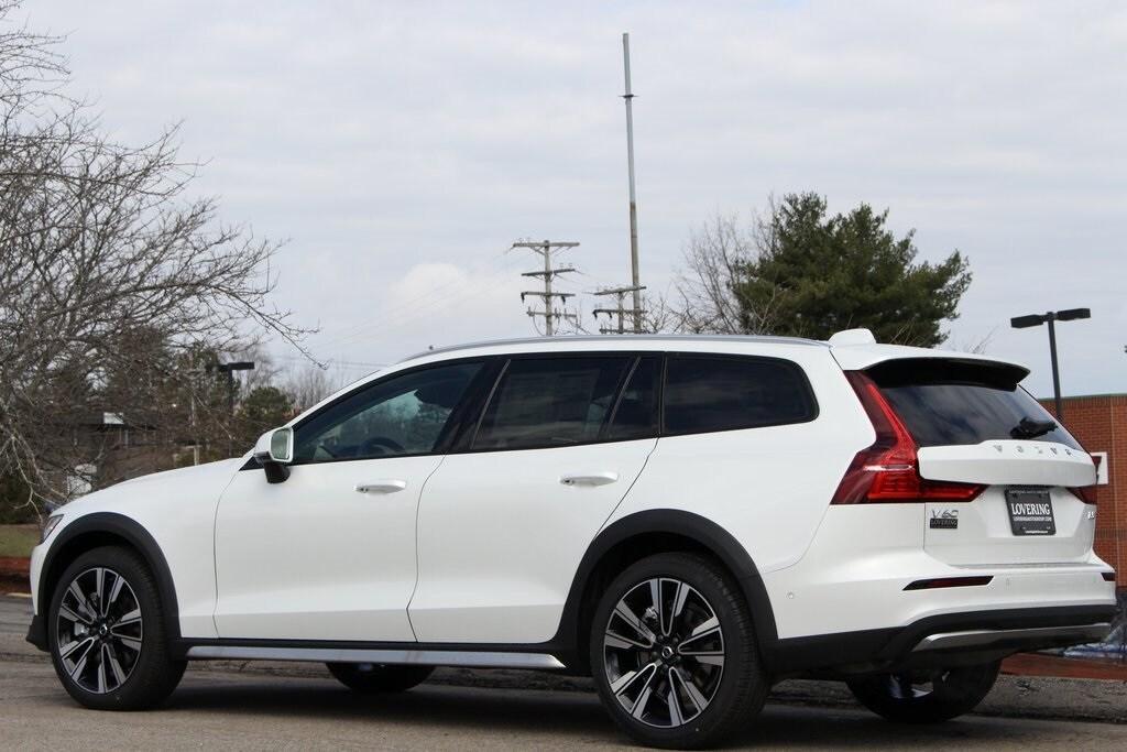 new 2025 Volvo V60 Cross Country car