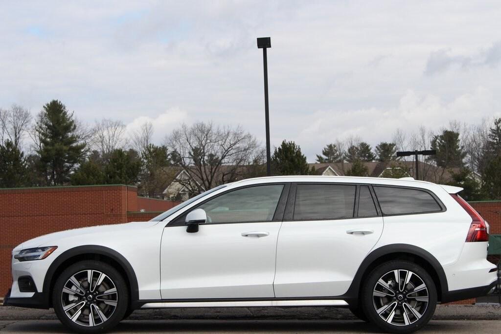 new 2025 Volvo V60 Cross Country car