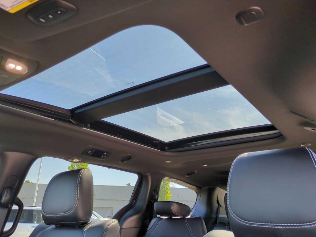 new 2025 Chrysler Pacifica car, priced at $39,583