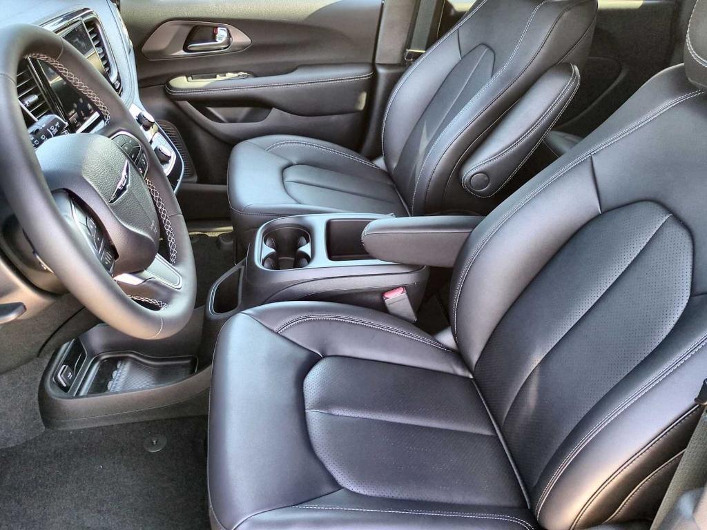 new 2025 Chrysler Pacifica car, priced at $39,583