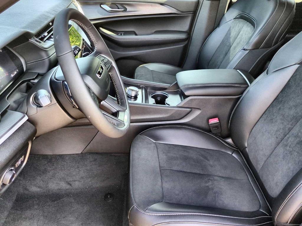 new 2025 Jeep Grand Cherokee car, priced at $39,351