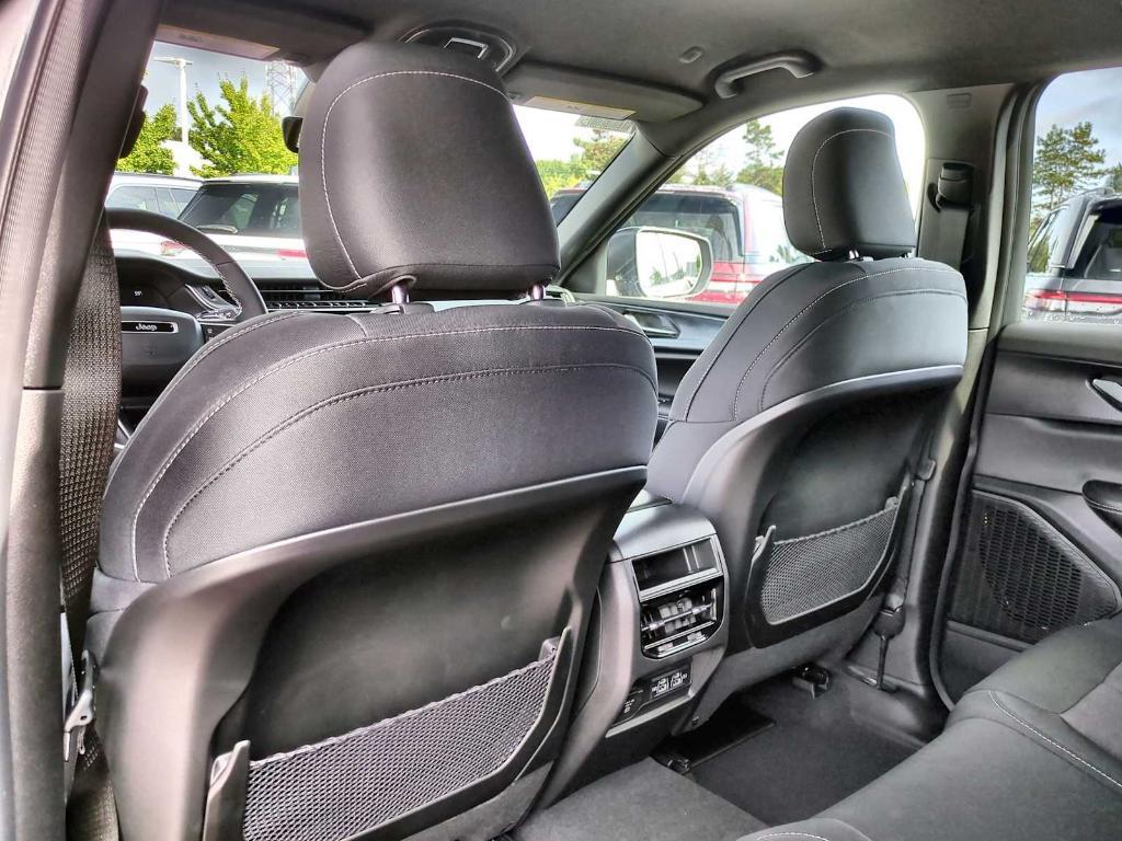 new 2025 Jeep Grand Cherokee car, priced at $33,544