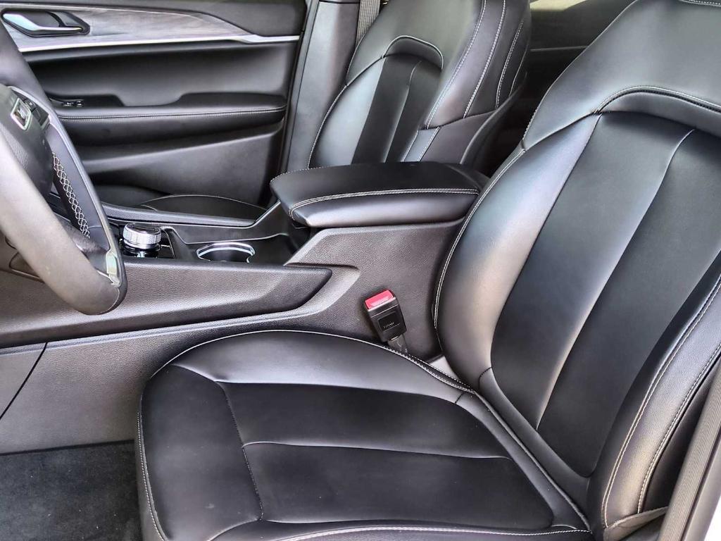 used 2024 Jeep Grand Cherokee car, priced at $35,870