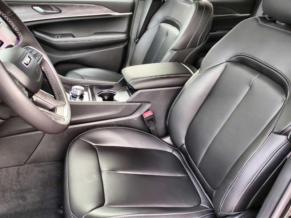 new 2025 Jeep Grand Cherokee car, priced at $40,992