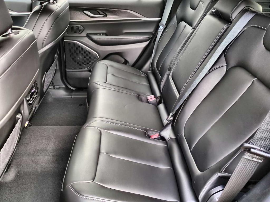 new 2025 Jeep Grand Cherokee car, priced at $40,992